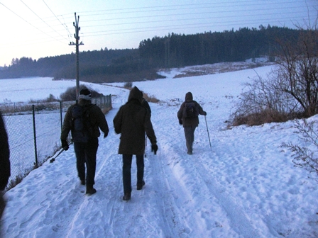 Auf verschneiten Pfaden starten die 5 sis mit Jiri, dem einheimischen 'Wanderfhrer'