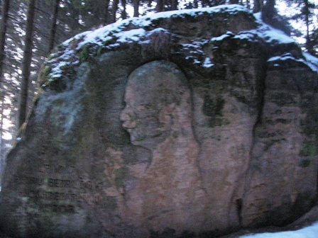 Ein in Fels gehauenes Bildnis eines tschechischen Dichters