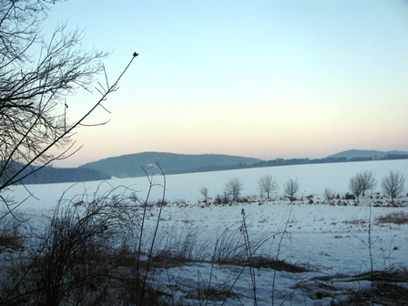 Blick auf die schneebedeckten Felder um Velká Roudka