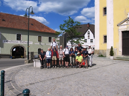 Die Teilnehmer beim Brunnen von Arbesbach nach der Kaffeejause in der Konditorei Kerschbaummayr