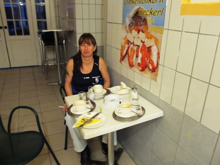 Zirberl beim Frühstück am Start in der Bäckerei Schwarz in Grinzing