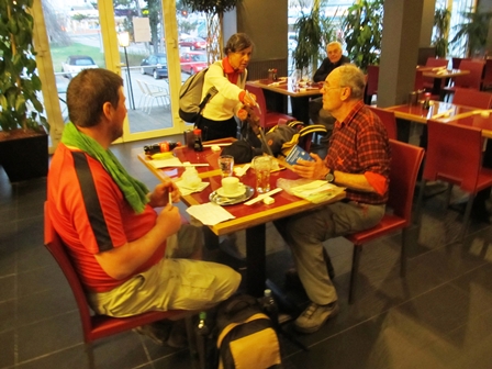 Im Ziel im Chinarestaurant beim Bahnhof Mödling - Hermann Arnold und Hans Lebsinger mit einer Teilnehmerin, die den Nonstop bereits zum 15.Mal absolviert hat