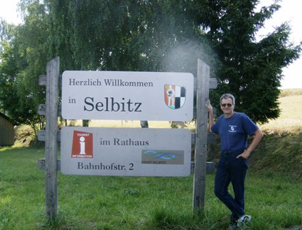 Helmut vor der Willkommenstafel der Stadt Selbitz in Oberfranken