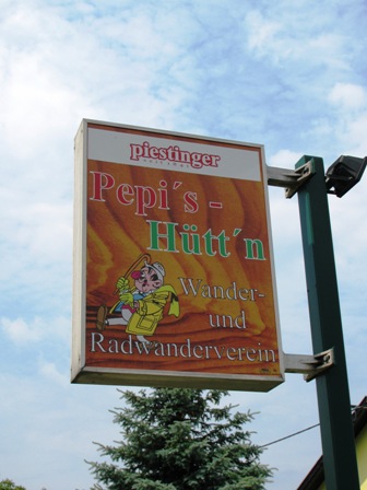 Hinweistafel für den Start bei Pepi's Hütt'n in Steinabrückl