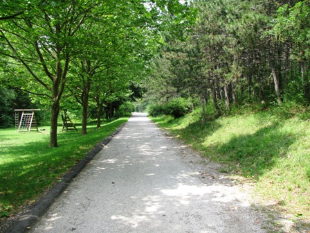 ...dann gehts vorbei an einem schönen Spielplatz und am Tennisplatz
