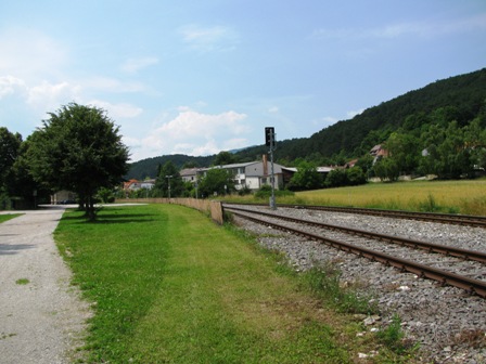 Ein kurzes Stück geht es entlang der Eisenbahn