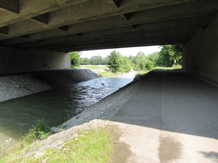 Jetzt gehts unter der Autobahn durch