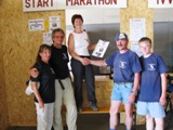Obmann Gerhard Hold, sein Sohn, sowie Karin und Helmut Reiter gratulieren dem neuesten Mitglied des Marathonteam Rappottenstein - Monika Frschl - zur erfolgreichen Absolvierung ihres Premiere-Marathon