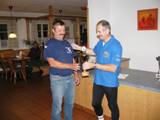 Manfred 'Quaxi' Fr�schl erh�lt den Pokal als Sieger im Marathoncup 2009 von Ing.Walter Prei�l