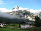 Herrlicher Blick zum Wettersteingebirge in Wolkenfetzen