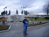 Quaxi vor dem Nibelungenbrunnen