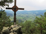 Das Gipfelkreuz am Hirschenstein mit Blick ins Yspertal