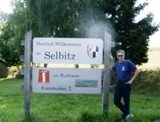 Helmut bei der Begr��ungstafel der Stadt Selbitz in Oberfranken